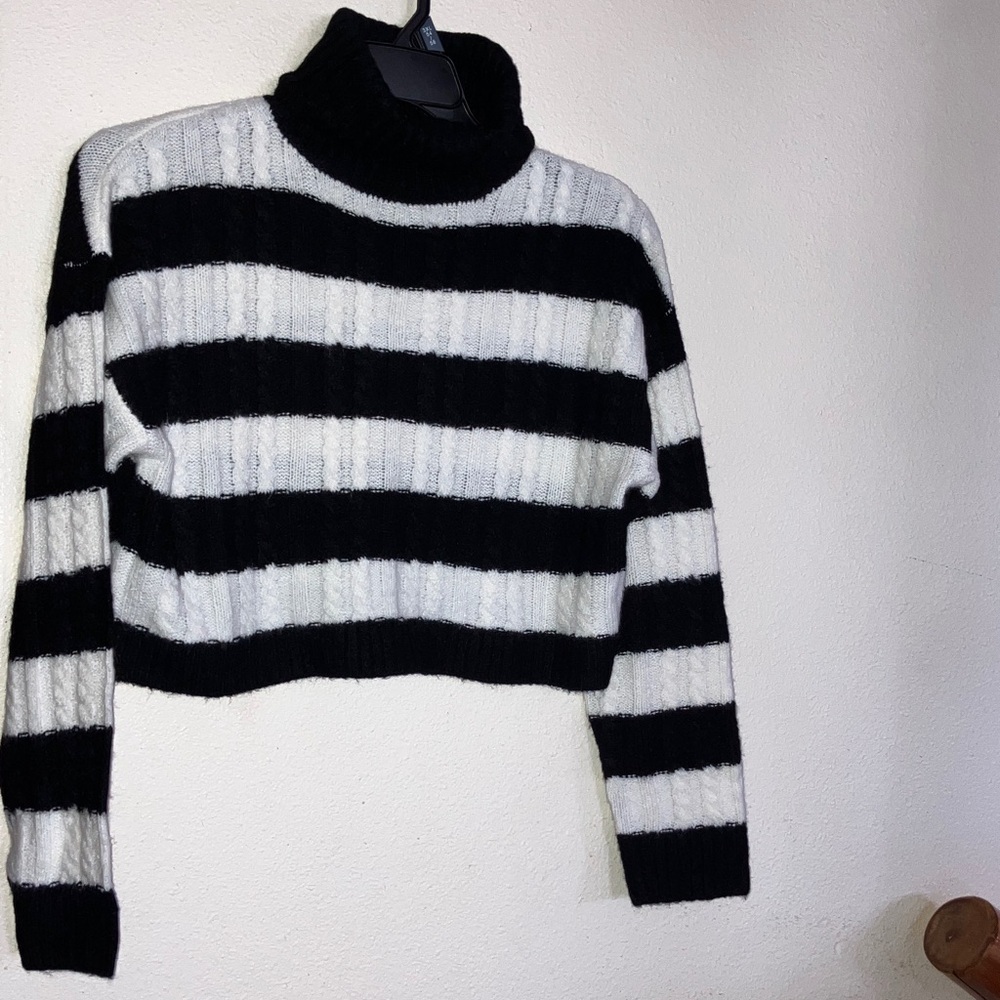 Love Tree Black and White Striped Turtleneck‎ Sweater
